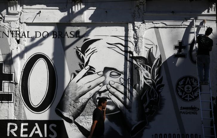 © Reuters. Grafite com uma versão da nota de Real, no centro do Rio de Janeiro