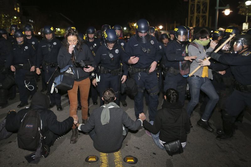© Reuters. الحرس الوطني الامريكي والشرطة يسيطران على احتجاجات فيرجسون
