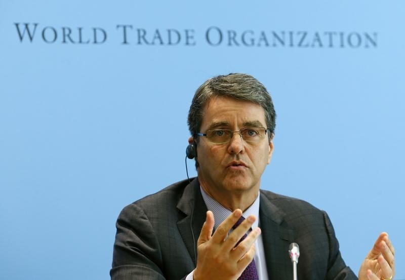 © Reuters. WTO Director-General Azevedo gestures during a news conference on world trade in 2013 and prospect for 2014 in Geneva