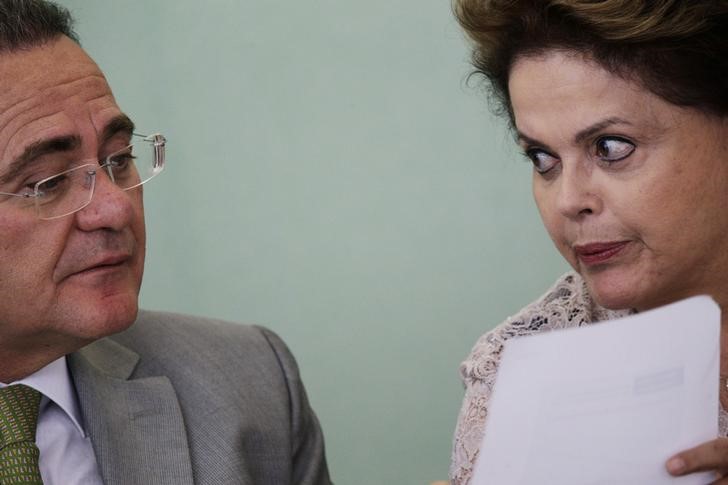 © Reuters. Presidente Dilma Rousseff conversa com o presidente do Senado, Renan Calheiros, durante evento no Palácio do Planalto, em Brasília