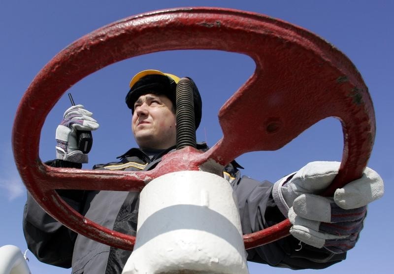 © Reuters. Сотрудник Роснефти на объекте Юганскнефтегаза близ Нефтеюганска