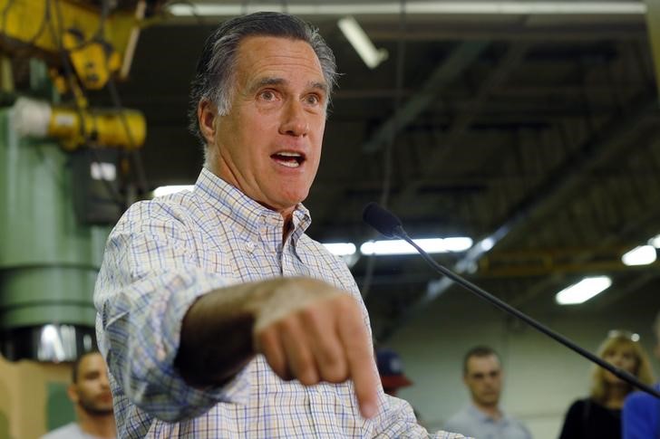 © Reuters. Former Republican presidential nominee Mitt Romney speaks at a campaign rally with Republican candidate for the United States Senate Scott Brown at Gilchrist Metal Fabricating in Hudson