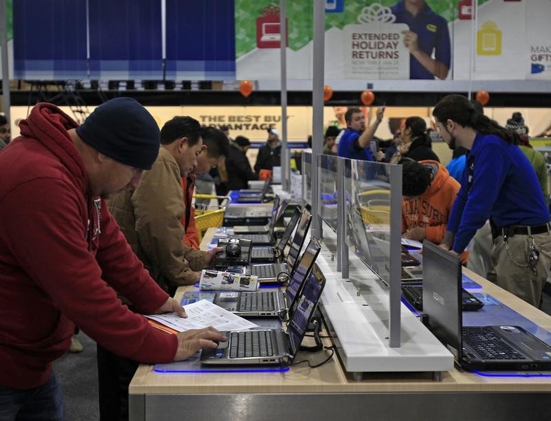 © Reuters. Shoppers look at laptop computers at a Best Buy store on the shopping day dubbed "Black Friday" in Framingham