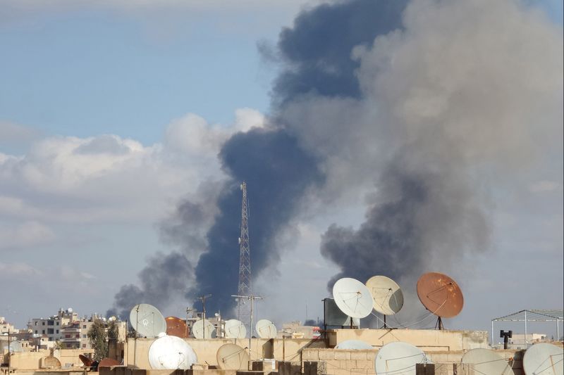 © Reuters. Smoke rises after what activists said were airstrikes by forces loyal to Syria's President Assad in Raqqa, which is controlled by the Islamic State