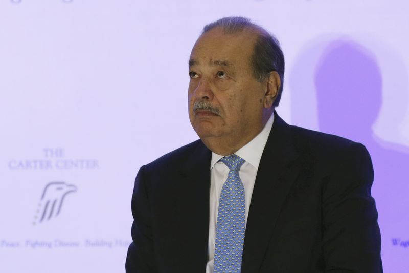 © Reuters. Carlos Slim acuerda hacerse con un 25 por ciento de FCC- Prensa