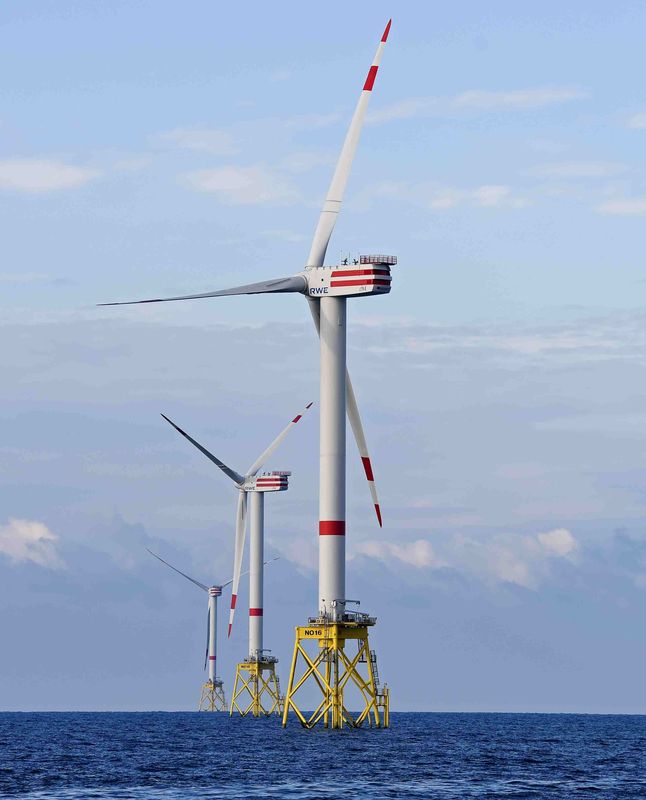 © Reuters. A view shows windmills of several wind farms at the so-called "HelWin-Cluster"