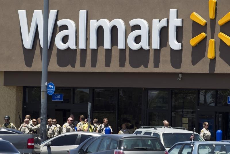 © Reuters. Metro Police officers are shown outside a Walmart after a shooting in Las Vegas