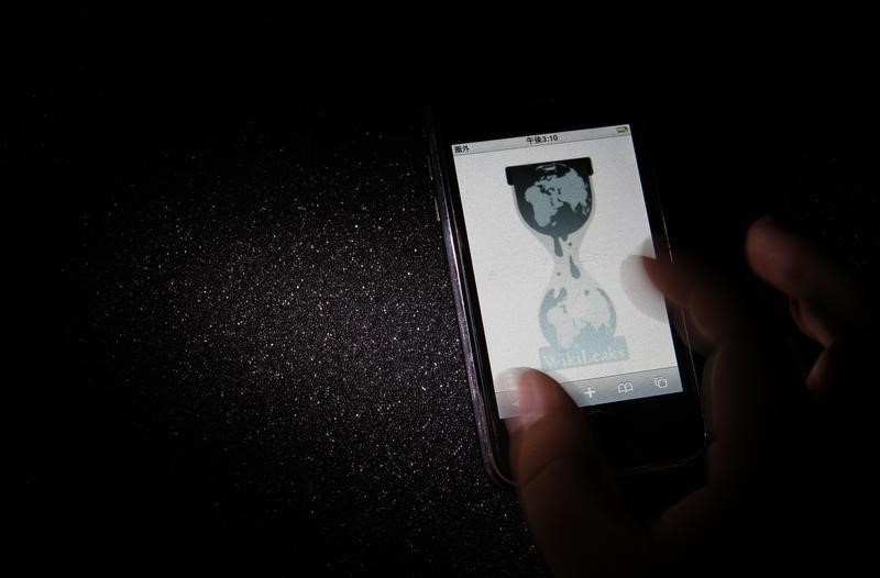 © Reuters. Logo of the Wikileaks website is pictured on a smartphone in Tokyo