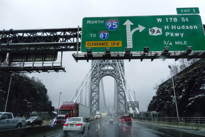 © Reuters. Cars make their way through the Washington bridge in New York