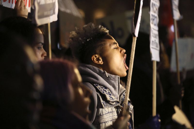 © Reuters. اعتقال العشرات مع امتداد احتجاجات فيرجسون الى مدن أمريكية أخرى