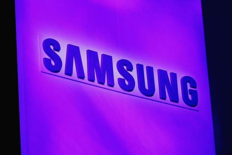© Reuters. The company logo is displayed at the Samsung news conference at the Consumer Electronics Show (CES) in Las Vegas