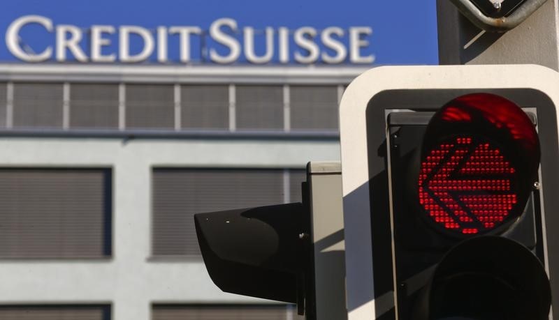 © Reuters. A traffic light is seen in front of an office building of Swiss bank Credit Suisse in Zurich