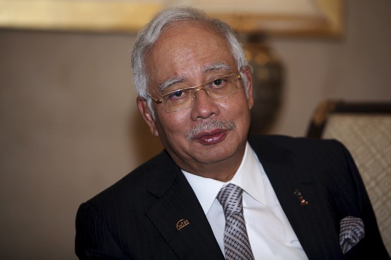© Reuters. Malaysia's PM Najib Razak speaks to Reuters during the 10th World Islamic Economic Forum in Dubai