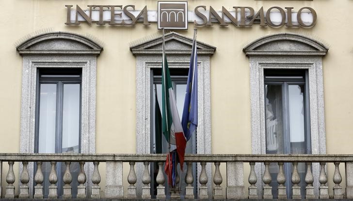 © Reuters. An Intesa Sanpaolo Bank logo is seen in Milan