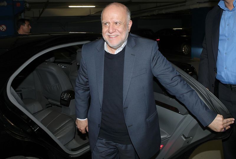 © Reuters. Iranian Oil Minister Zangeneh arrives at his hotel ahead of an OPEC meeting in Vienna