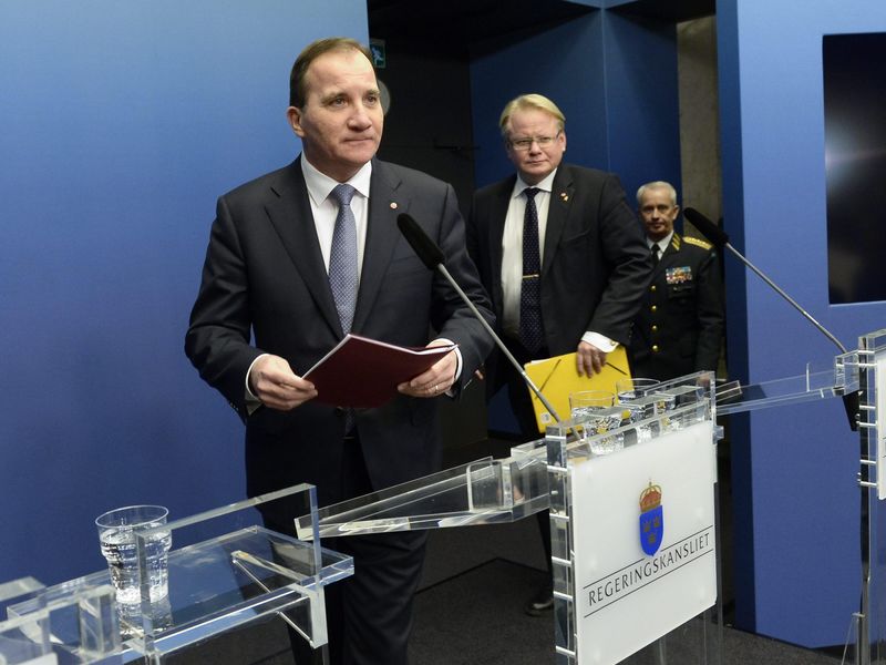 © Reuters. Sweden's Prime Minister Stefan Lofven, Defence Minister Peter Hultqvist and Sweden's Supreme Armed Forces Commander Sverker Goranson arrive for a news conference in Stockholm