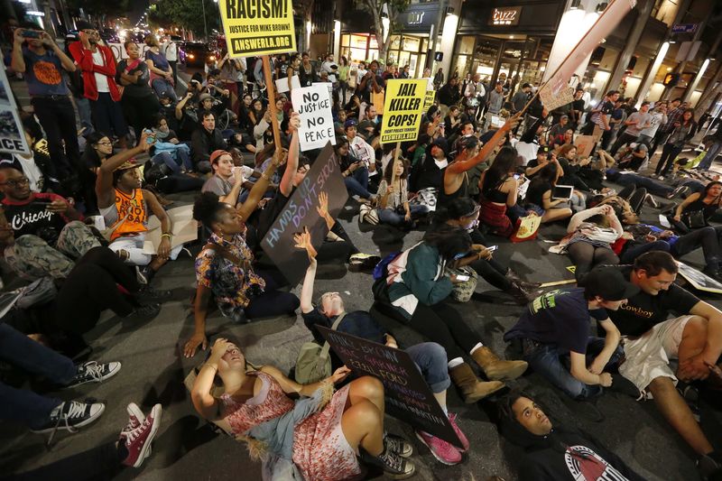 © Reuters. الهدوء يسود فيرجسون بعد ليلتين من الاضطرابات العنصرية