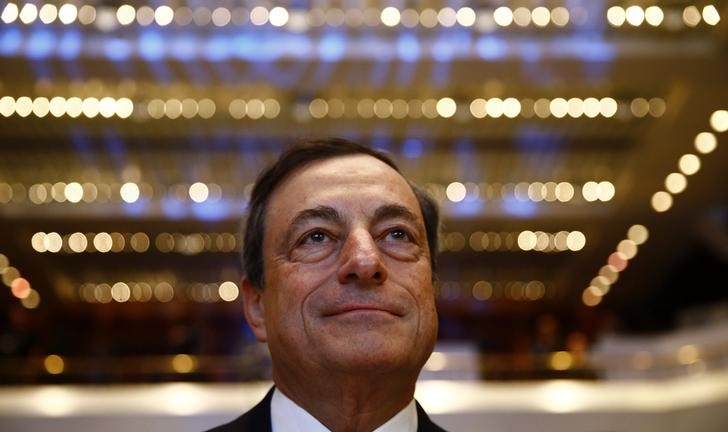 © Reuters. Draghi, President of the European Central Bank (ECB) waits for the start of the European Banking Congress in the Old Opera house in Frankfurt