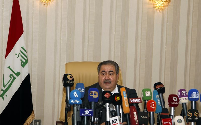 © Reuters. Iraq's Finance Minister Hoshiyar Zebari speaks during a news conference in Baghdad