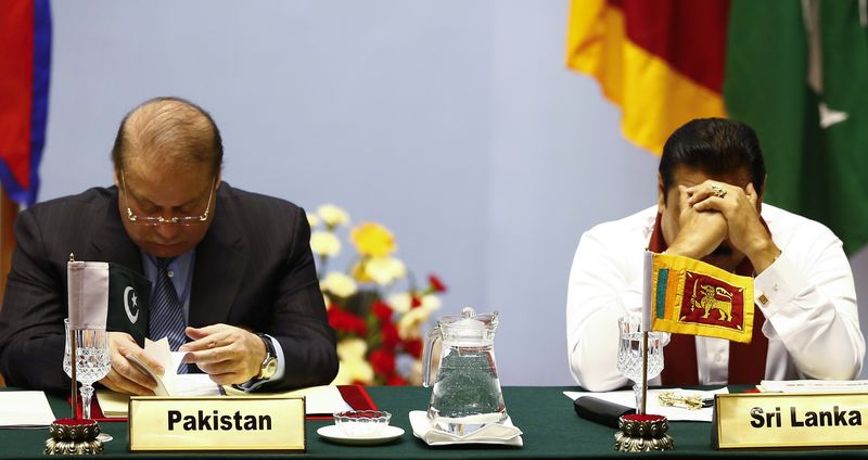 © Reuters. Pakistan's PM Sharif and Sri Lanka's President Rajapaksa attend the opening session of 18th SAARC summit in Kathmandu