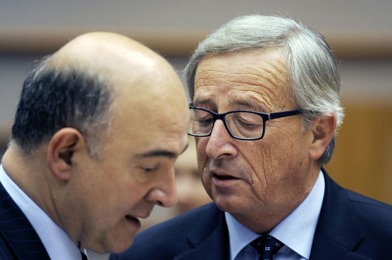 © Reuters. Il presidente della Commissione europea Jean-Claude Juncker e il commissario europeo per l'Economia Pierre Moscovici