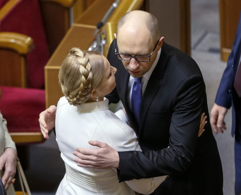 © Reuters. Ukrainian PM Yatseniuk welcomes newly elected parliamentary deputy Tymoshenko during the first session of a new parliament in Kiev