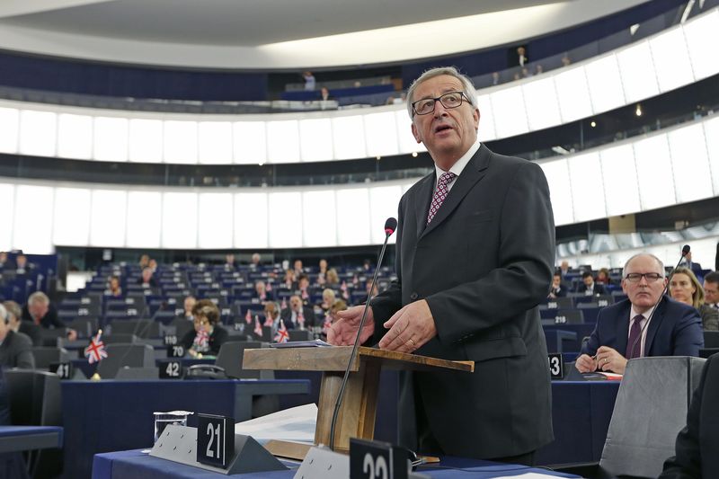 © Reuters. European Commission President Juncker addresses the European Parliament to present a plan on growth, jobs and investment in Strasbourg