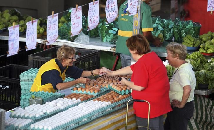 © Reuters. Clientes compram ovos em um mercado livre de São Paulo 