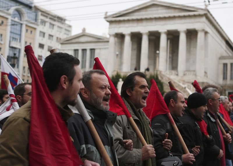 © Reuters. Manifestantes marcham durante greve geral de 24 horas em Atenas