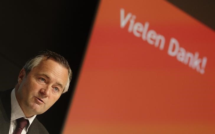 © Reuters. Telekom Austria chief executive Ametsreiter addresses a news conference in Vienna