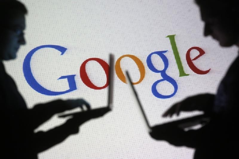 © Reuters. Utenti Internet a Zenica, Bosnia, davanti al logo Google