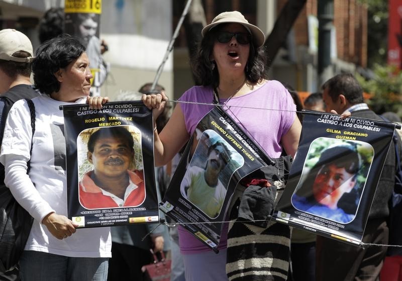 © Reuters. Colombians hold a demonstration in support of citizens displaced during the country's past armed conflicts, in Bogota