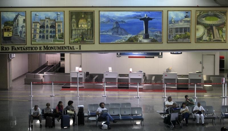 © Reuters. Passageiros aguardam voos no aeroporto de Galeão no Rio de Janeiro