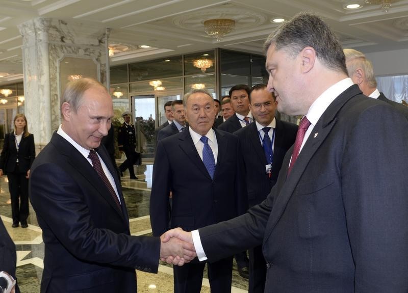 © Reuters. الكرملين: بوتين وبوروشينكو يناقشان هاتفيا الوضع في أوكرانيا