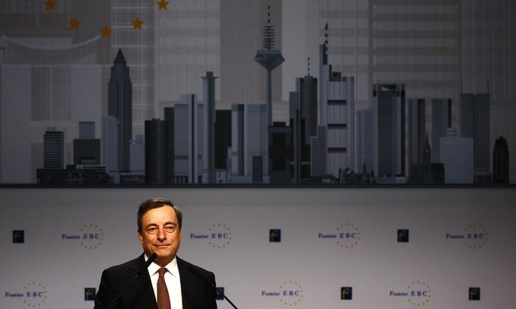 © Reuters. Draghi, President of the European Central Bank (ECB) delivers his speech at the European Banking Congress in the Old Opera house in Frankfurt