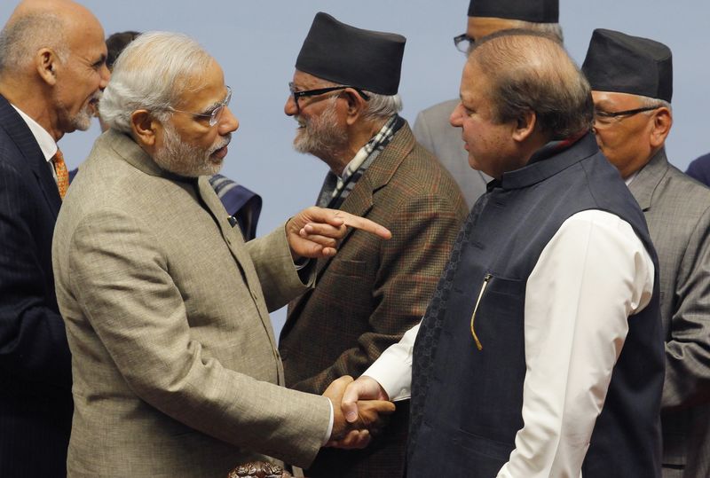 © Reuters. مصافحة بين زعيمي الهند وباكستان تنقذ قمة دول جنوب آسيا