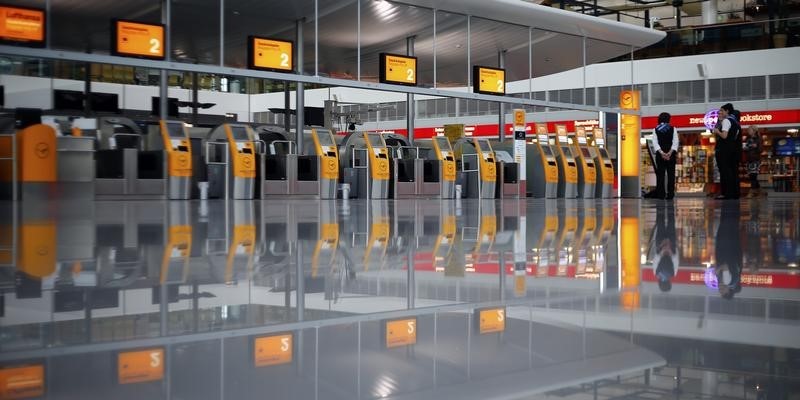© Reuters. General view of empty check in counters of German airline Lufthansa at Munich airport 