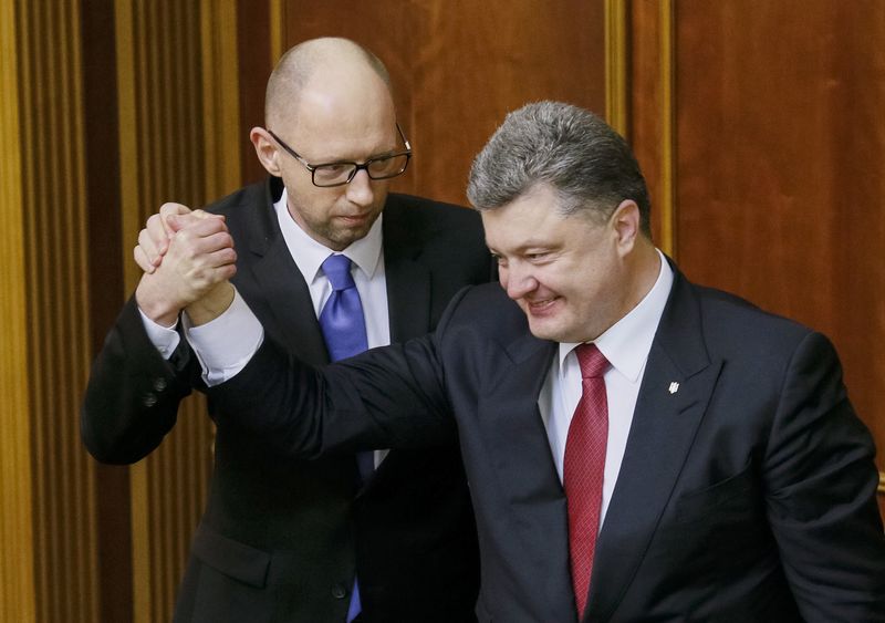 © Reuters. برلمان أوكرانيا يصوت لصالح بقاء ياتسينيوك رئيسا للوزراء
