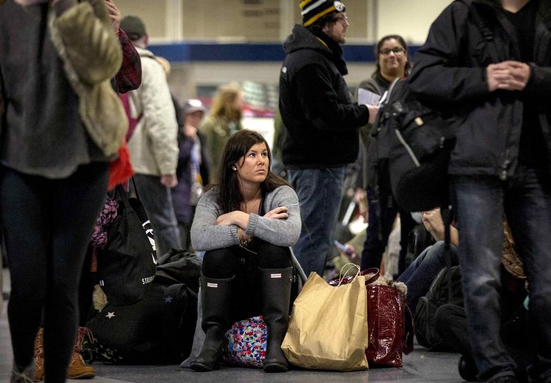 © Reuters. Holiday travellers wait for trains to be called at Penn Station in New York