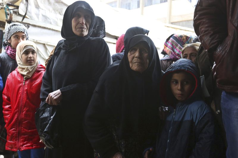© Reuters. تحقيق-سكان حلب يرون بصيص أمل في خطة الأمم المتحدة للهدنة بالمدينة