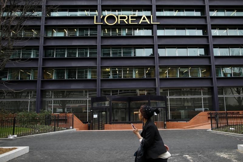 © Reuters. The logo of French cosmetics group L'Oreal is seen on the company's building in Clichy, near Paris