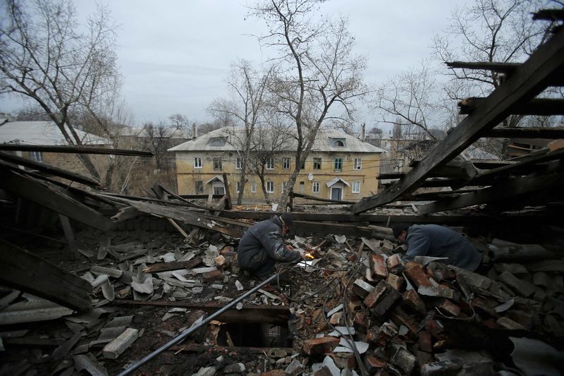 © Reuters. Workers repair a gas pipeline in a building after it was damaged by recent shelling in the western part of Donetsk, eastern Ukraine