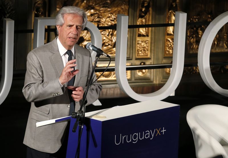 © Reuters. Tabare Vazquez, presidential candidate for the ruling Frente Amplio, gestures before giving his speech to supporters in Montevideo