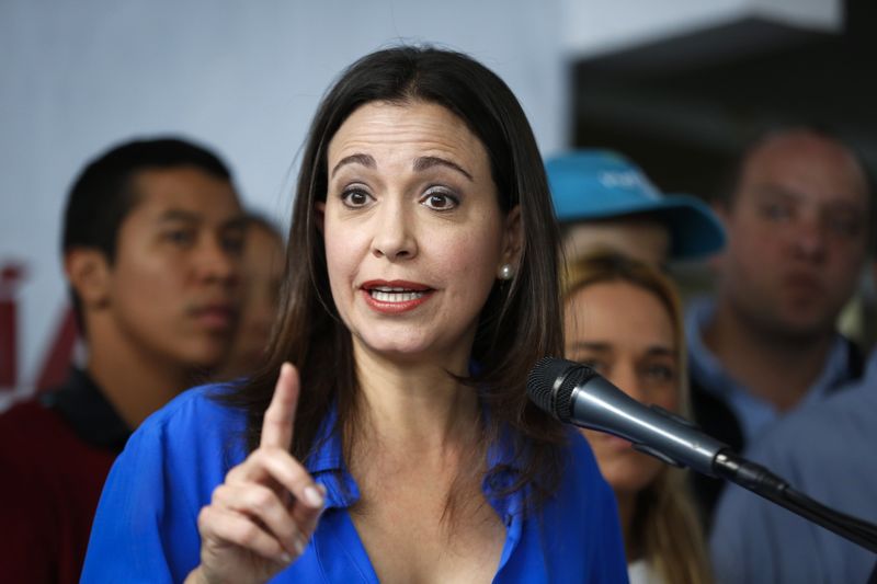 © Reuters. Venezuelan opposition leader Maria Corina Machado speaks during a news conference in Caracas