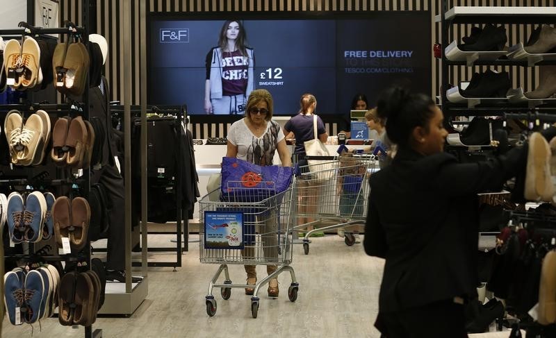 © Reuters. Customers shop in the F&F clothing department at a Tesco Extra supermarket in Watford, north of London