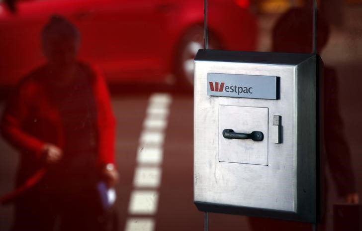 © Reuters. Pedestrians walk past a 24-hour deposit box outside a branch of a Westpac Bank in Sydney