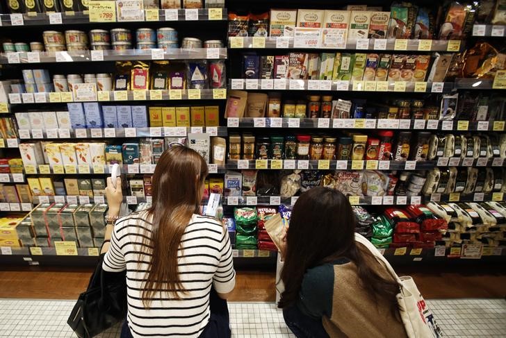 © Reuters. Shoppers look at packs of sugars at a luxury food store in Tokyo