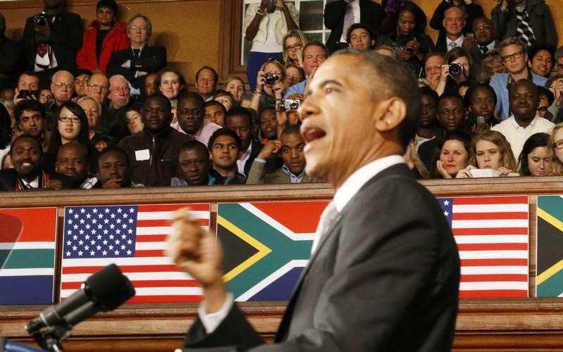 © Reuters. U.S. President Barack Obama delivers remarks at the University of Cape Town