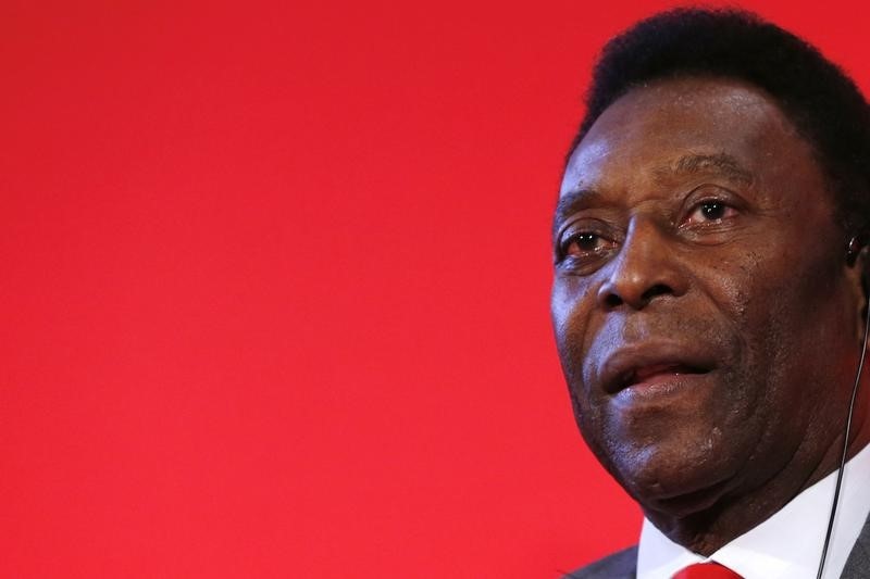 © Reuters. PELÉ EN SOINS INTENSIFS MAIS SON ÉTAT S'AMÉLIORE