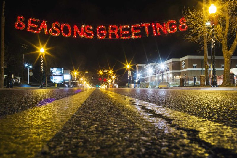 © Reuters. Holiday sign hangs in front of the Ferguson Police Department on a Thanksgiving evening that has thus far been devoid of protests in Ferguson